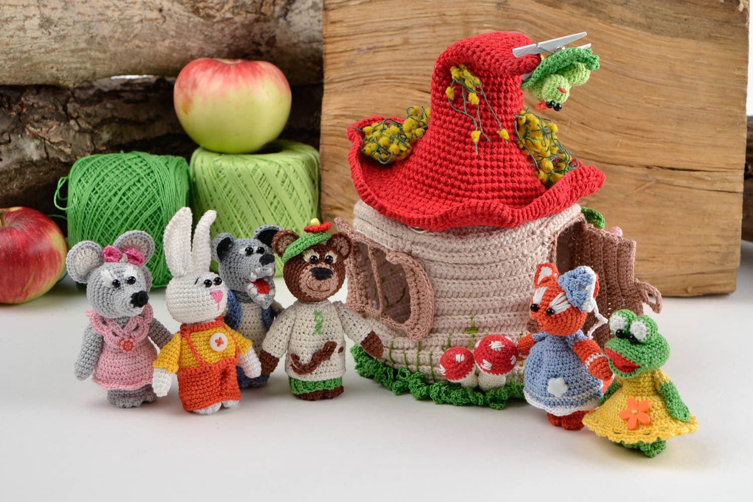 Handmade Spielzeug Set gehäkelte Kuscheltiere 6 Stück und Haus Geschenk Idee  foto 1