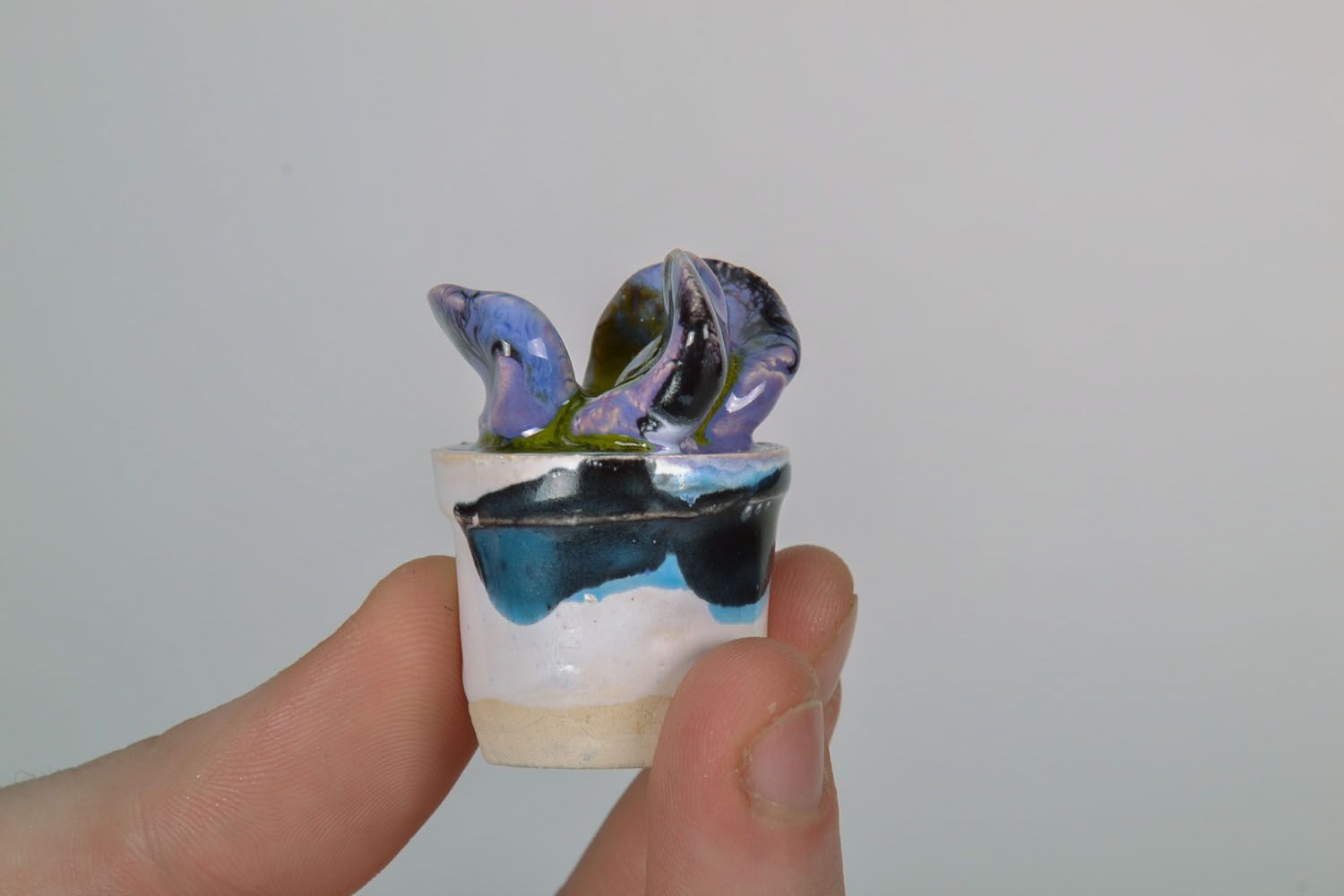 Figurine en céramique originale faite main en forme de pot de fleurs blanc-bleu  photo 2