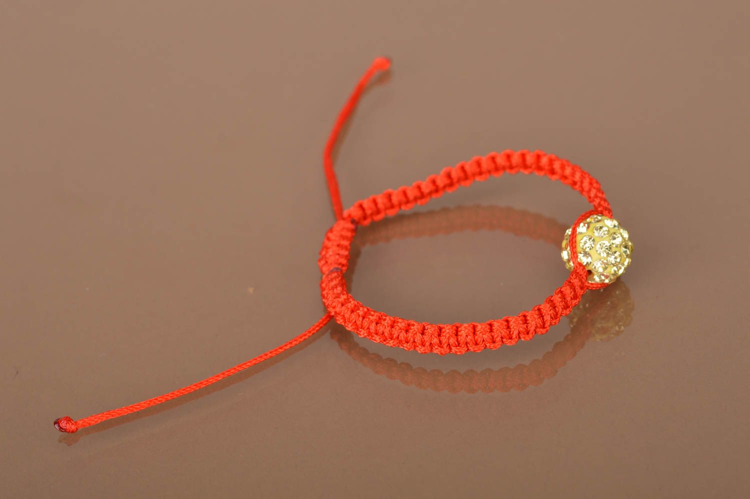 Яркий красный браслет из вощеных шнурков с большой желтой бусиной ручная работа фото 4