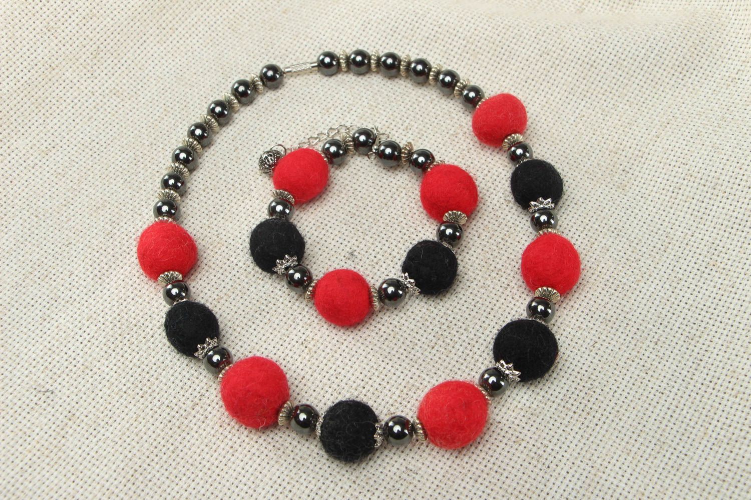 Felted wool bead necklace and bracelet photo 1