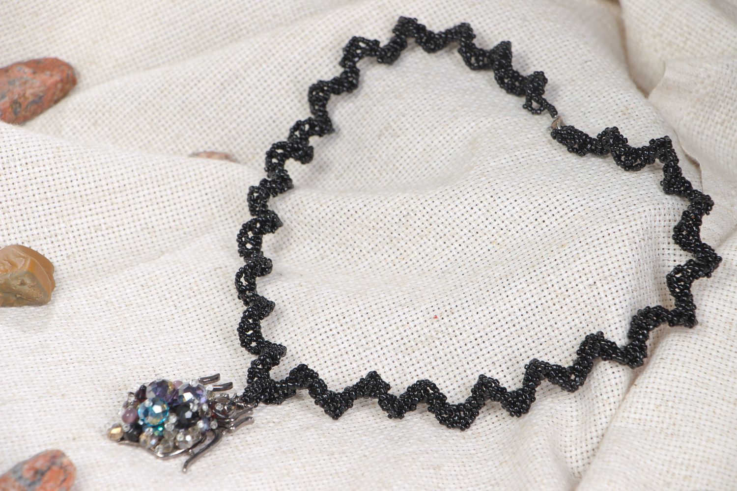 Collier en perles de rocailles et verre avec araignée fait main noir gothique photo 1