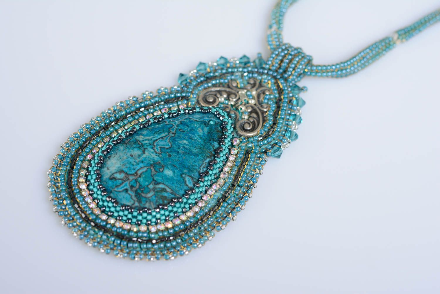 Collier avec pendentif en perles de rocaille et agate bleu fait main massif photo 2