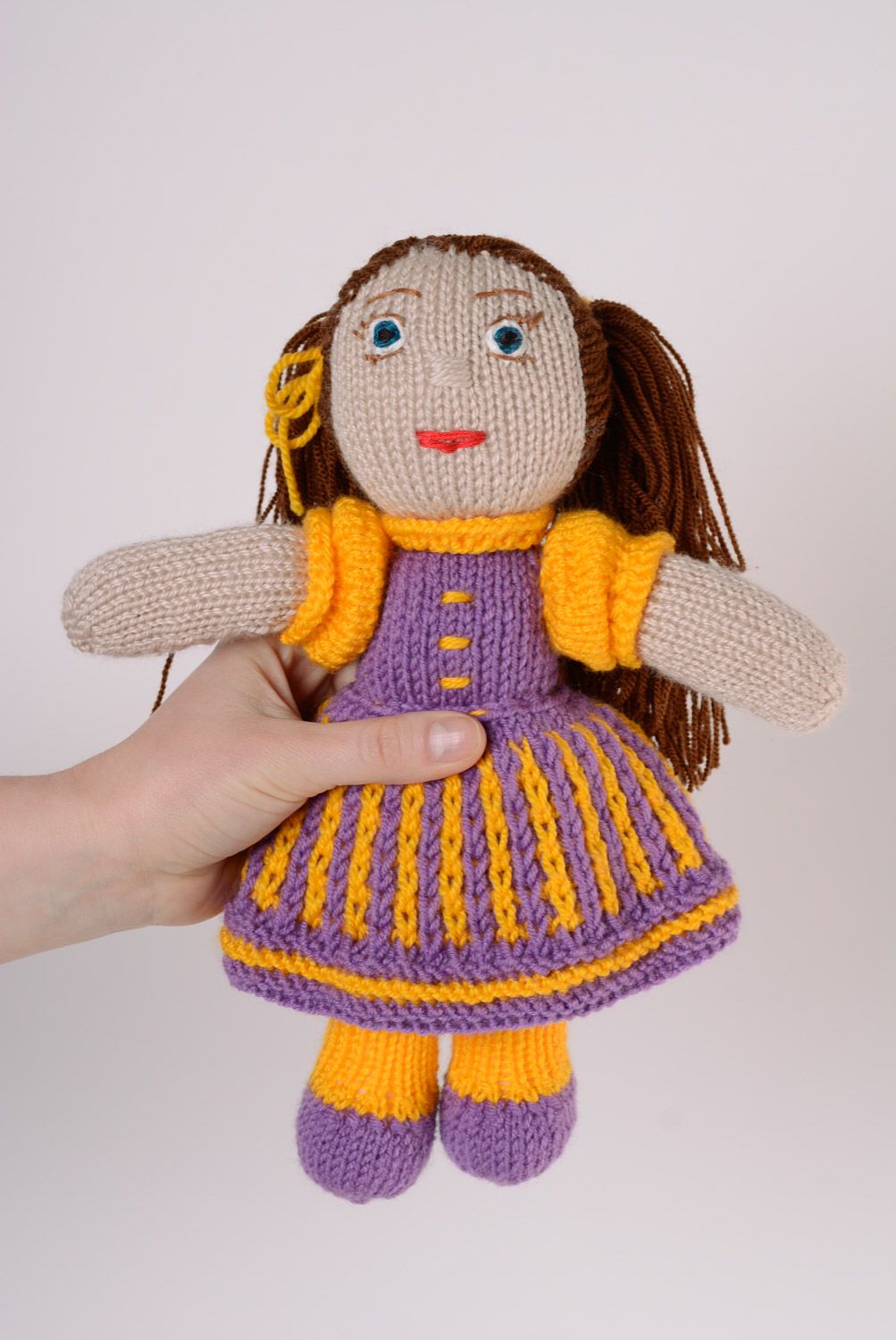 Schöne weiche künstlerische Puppe handmade aus Acrylgarn gehäkelt im violetten Kleid foto 3