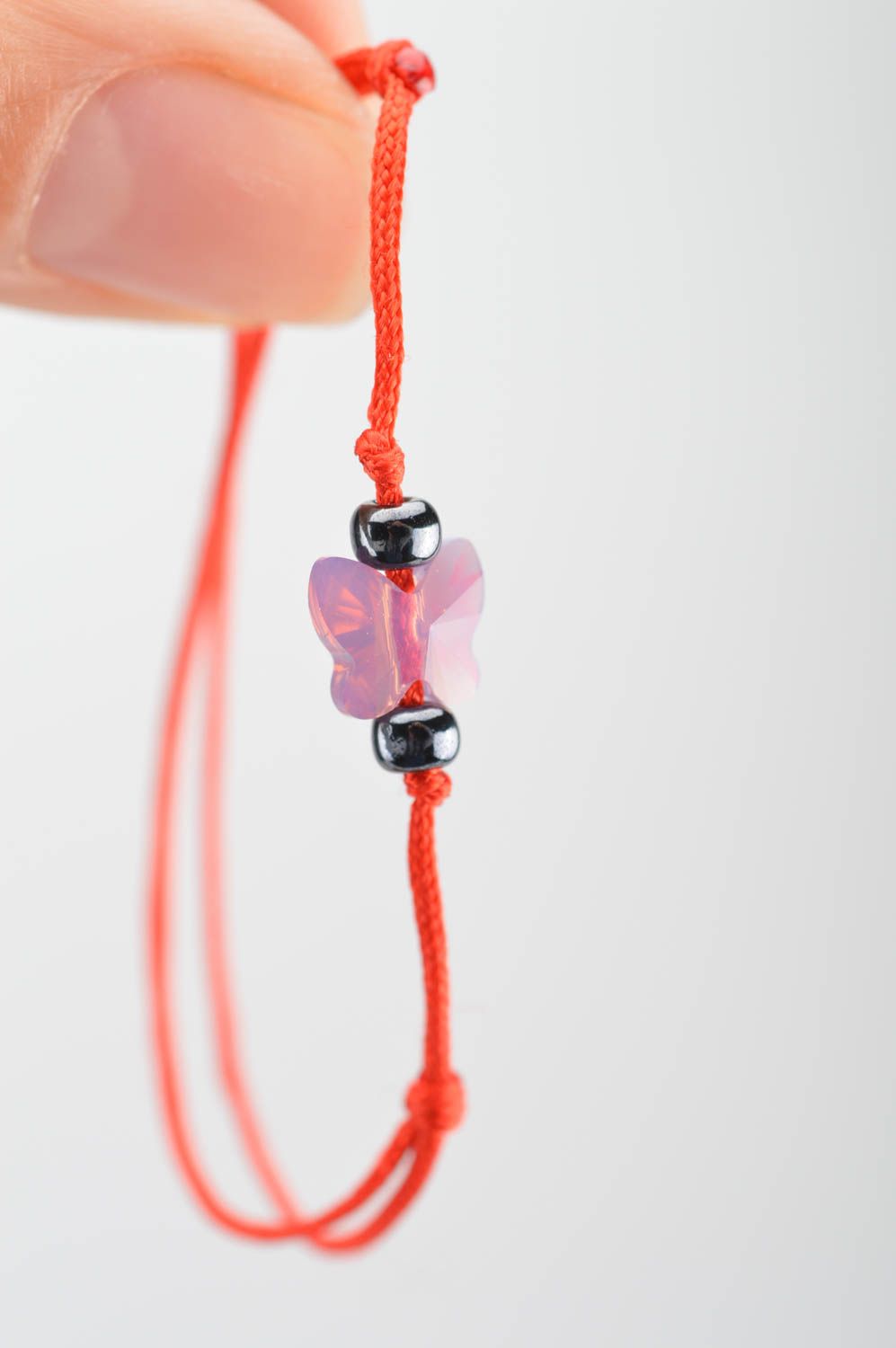 Bracelet rouge fin en fil de soie et perles fantaisie fait main original photo 3