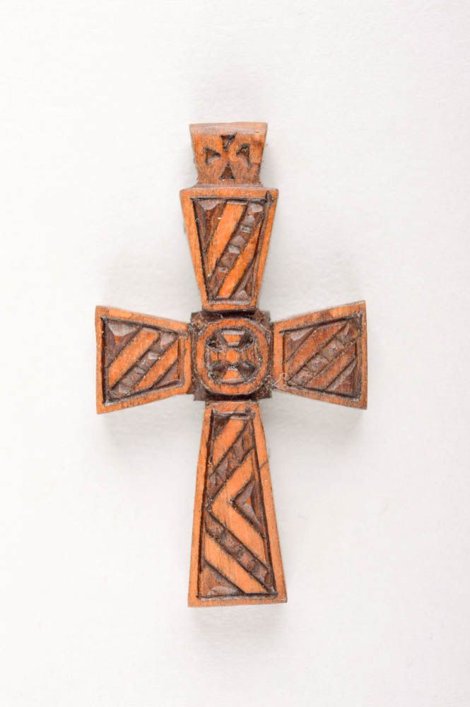 Handmade Kreuz Anhänger braun Designer Schmuck Kreuz aus Holz mit Schnitzerei foto 2