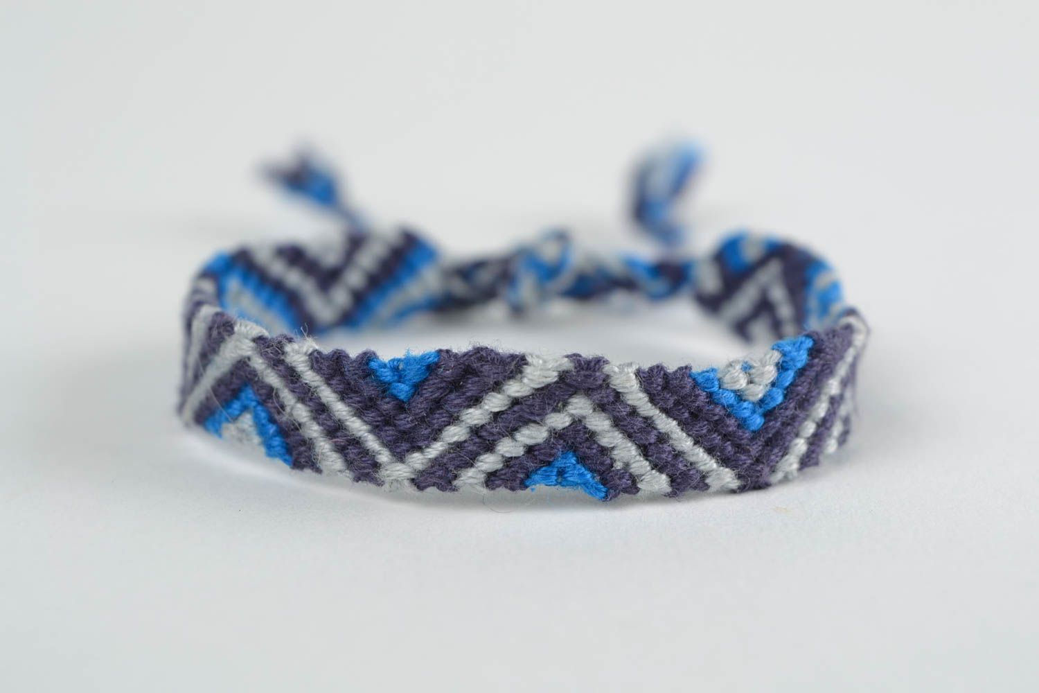 Наручный браслет фенечка из ниток в технике макраме ручной работы синий с голубым фото 3