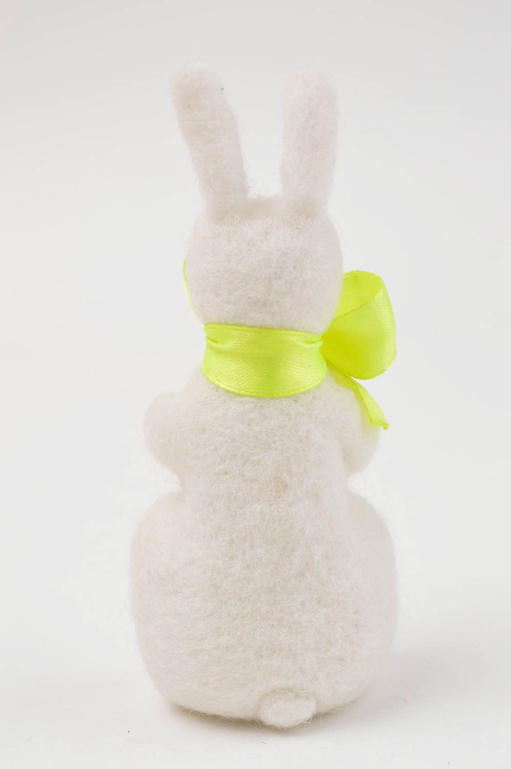 Peluche décorative fait main Jouet en laine Cadeau enfant Lapin blanc en noeud photo 4