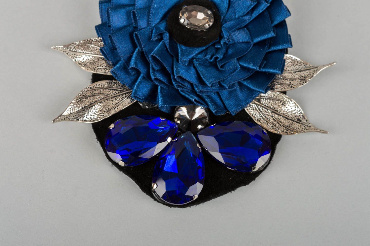 Broche de flor textil de raso en base de cuero con cristal de rosa artesanal foto 5