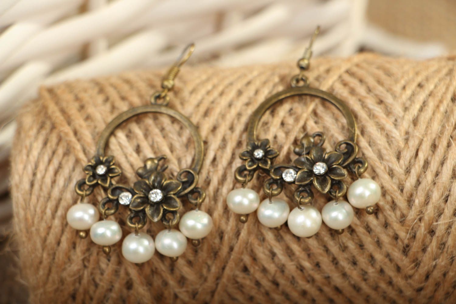 Boucles d'oreilles pendantes en métal avec fleurs faites main photo 4