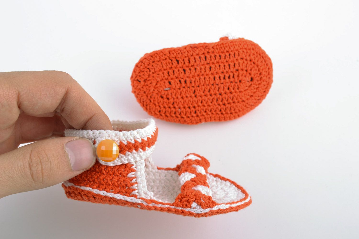 Вязаные пинетки сандалики для девочки белые с оранжевым маленькие ручная работа  фото 2
