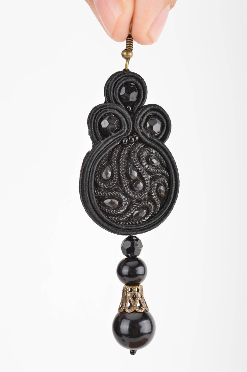 Lange massive stilvolle handgemachte Soutache Ohrringe in Schwarz für Damen foto 4