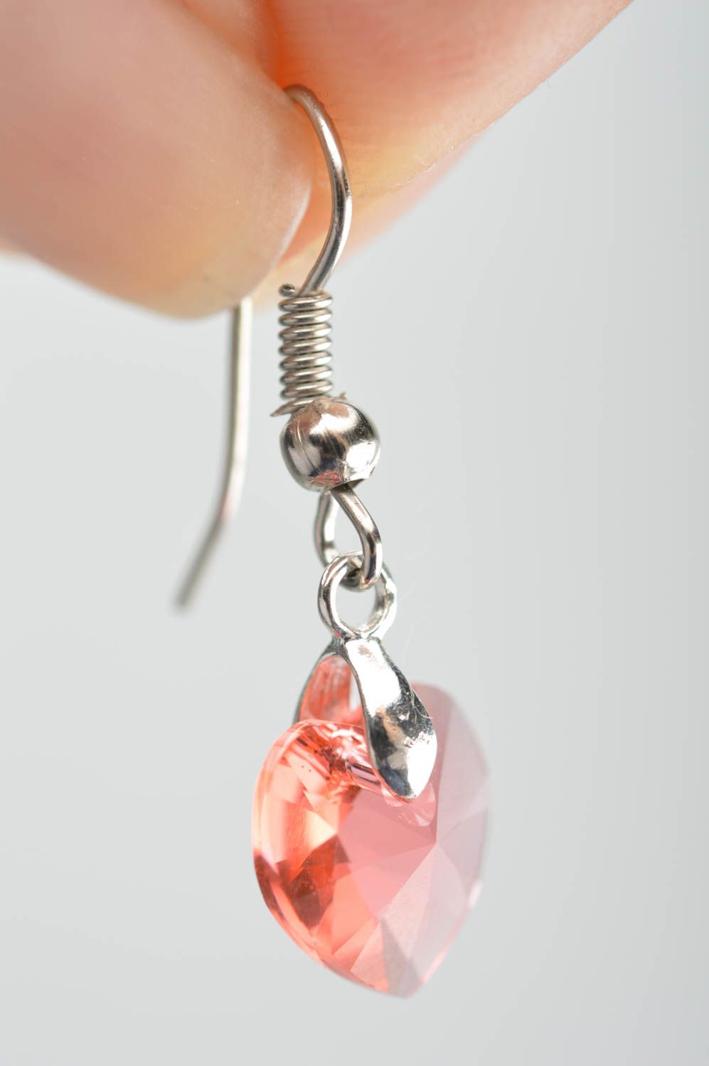 Boucles d'oreilles pendantes avec cœurs faites main en cristaux autrichiens photo 3
