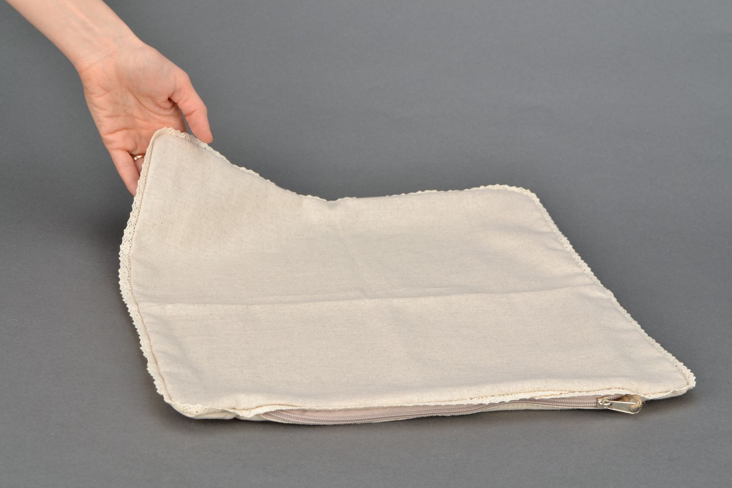 Taie d'oreiller en coton et polyamide beige avec dentelle carrée faite main photo 2