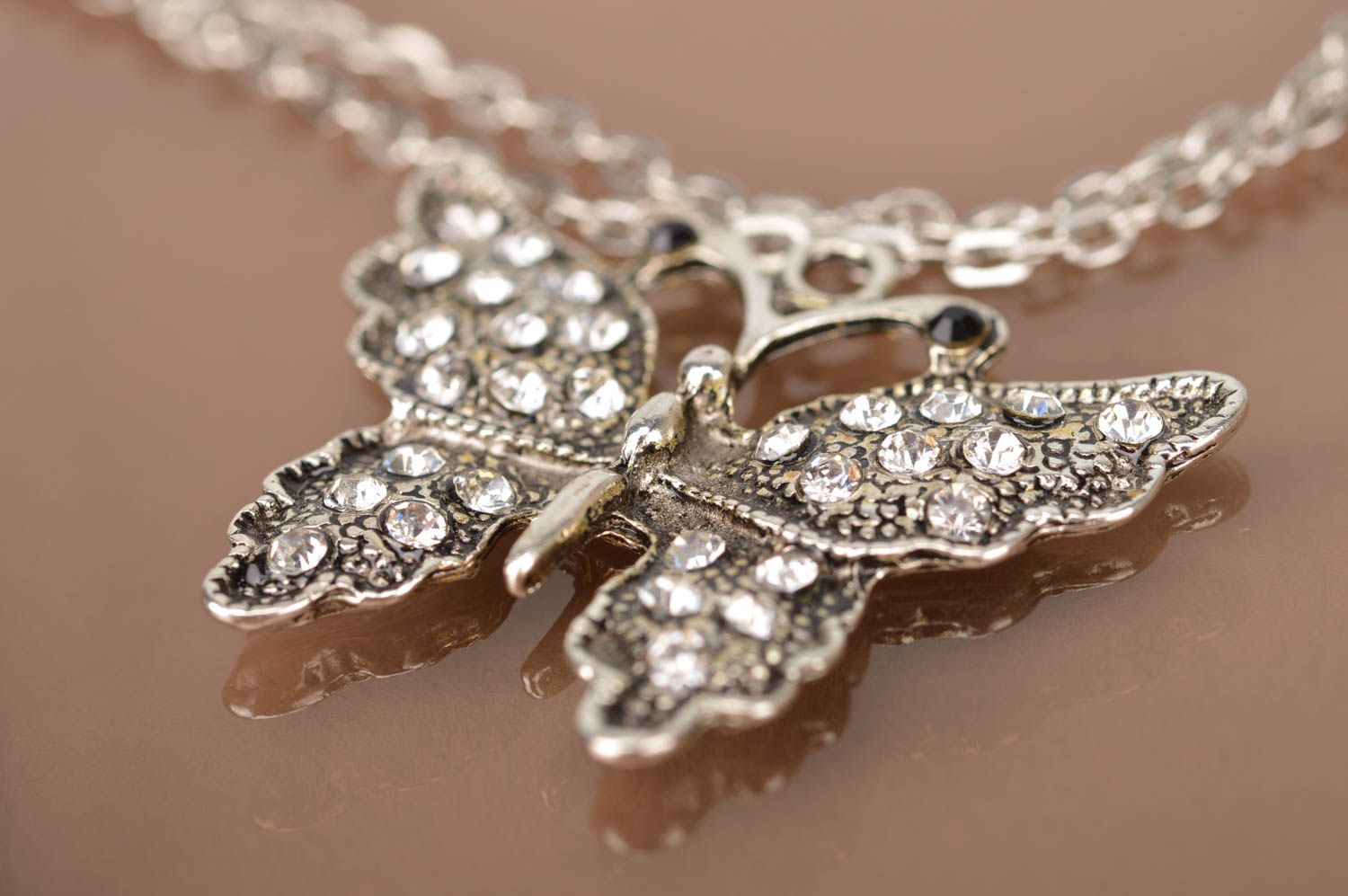 Pendentif papillon Bijou fait main en métal avec chaîne design Accessoire femme photo 4