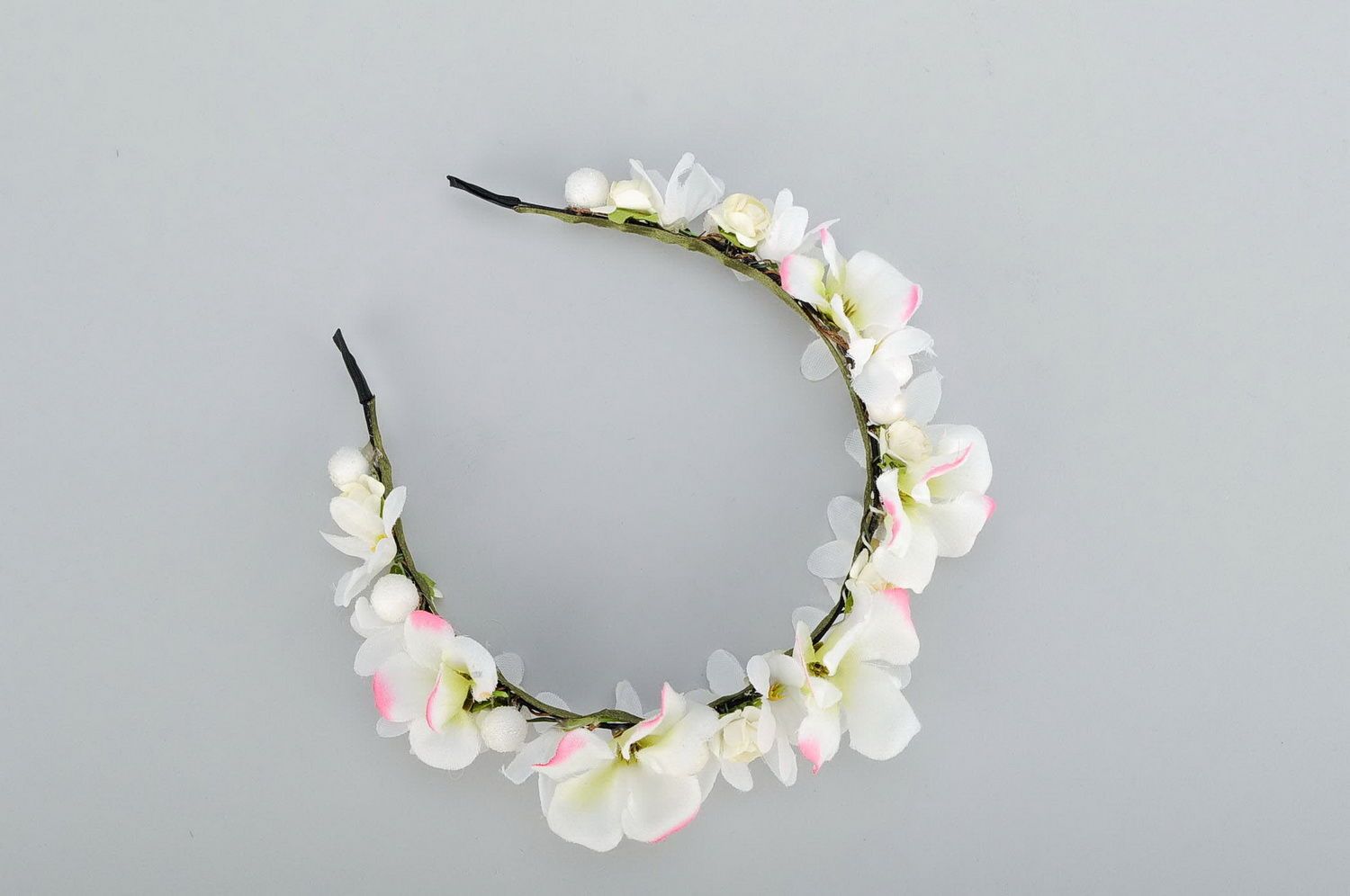 Headband with white artificial flowers photo 4