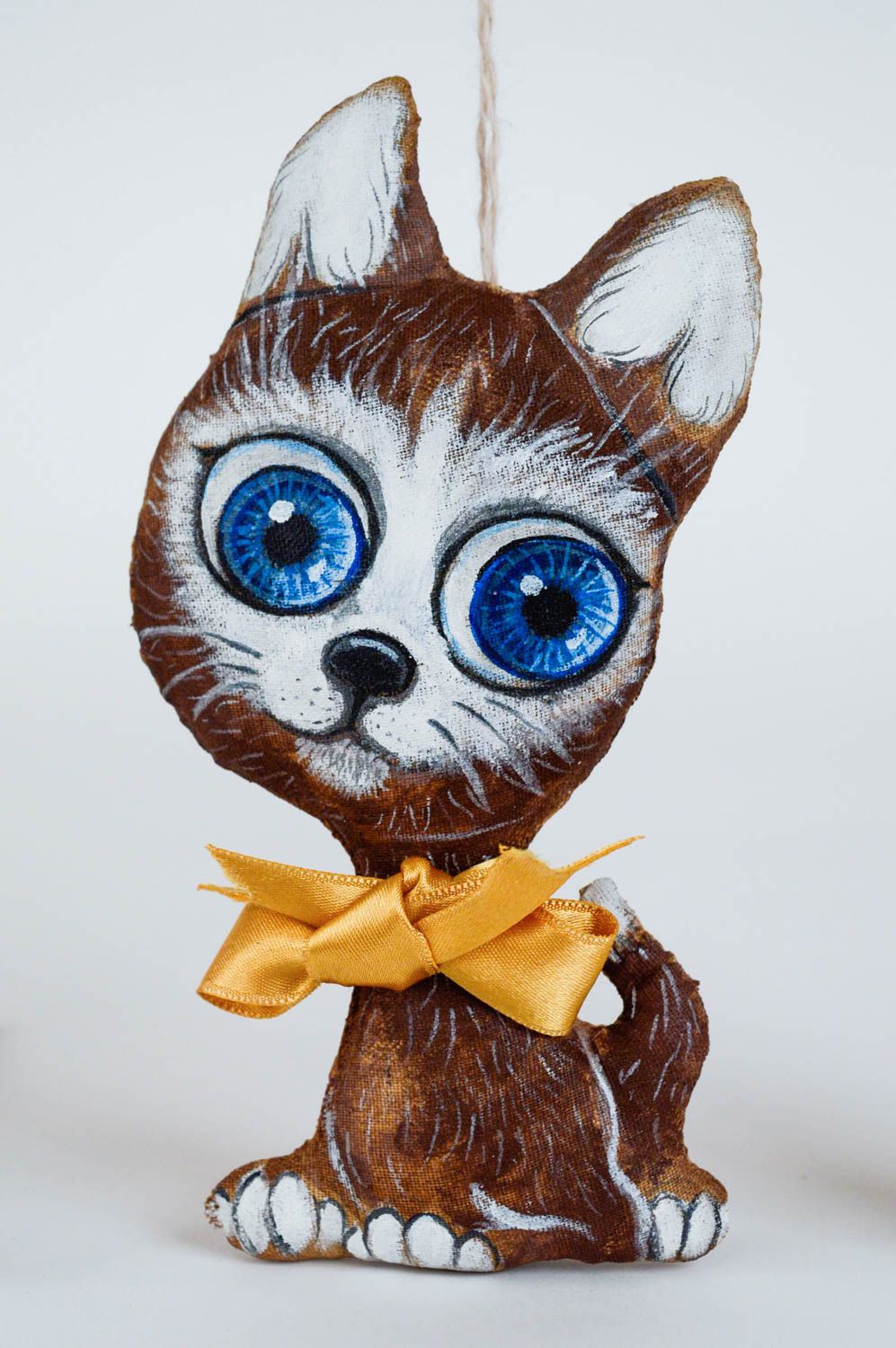 Мягкая игрушка кошка из ткани ручной работы ароматизированная с петелькой фото 1