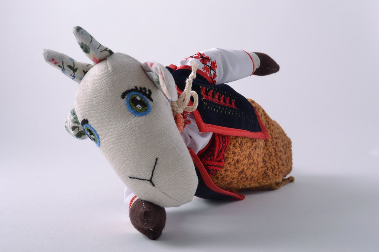 Designer Stoffpuppe handgemacht Ziege in Tracht mit Glasperlenkette für Geschenk foto 5