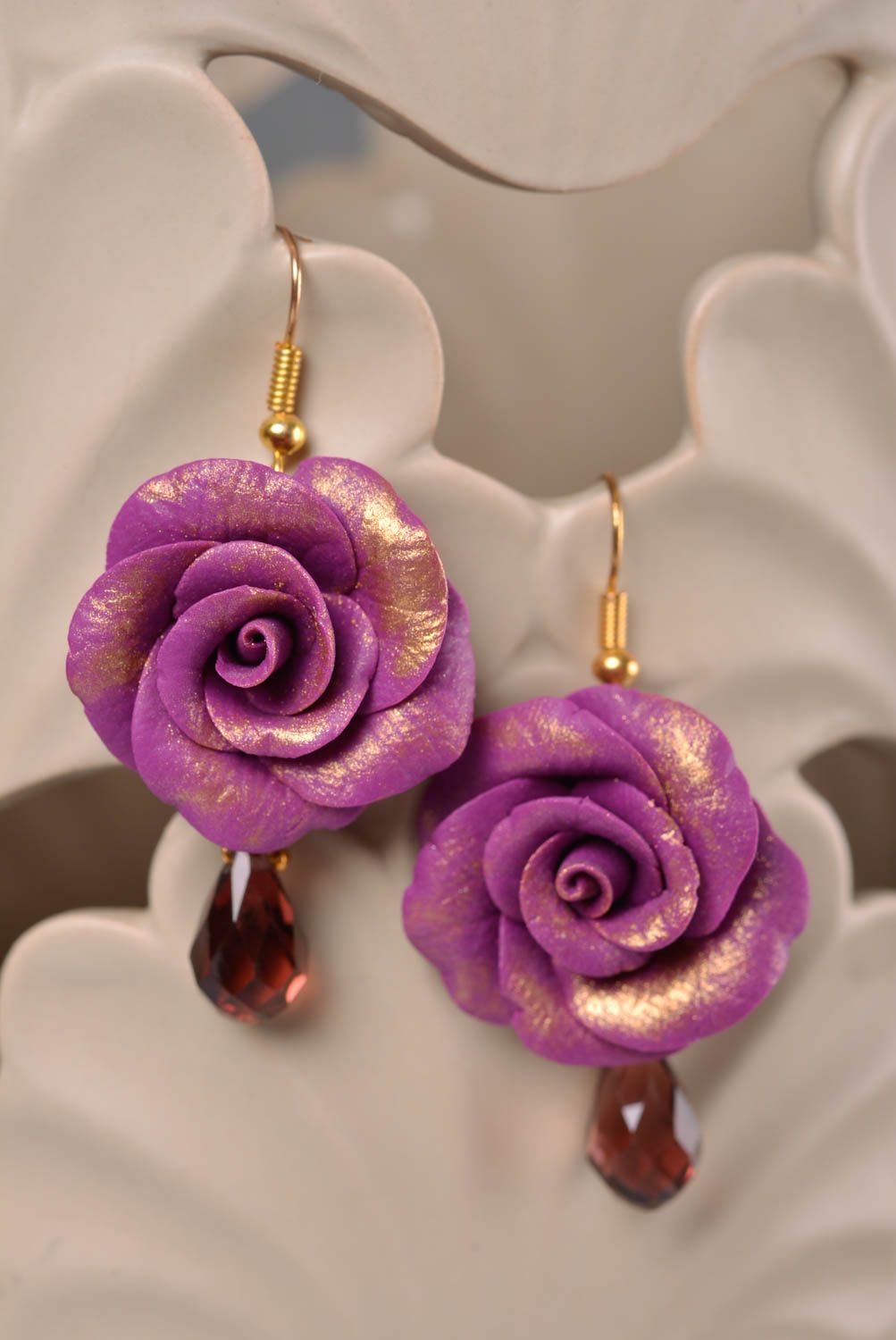 Boucles d'oreilles en pâte polymère pendantes faites main Rose violettes photo 1