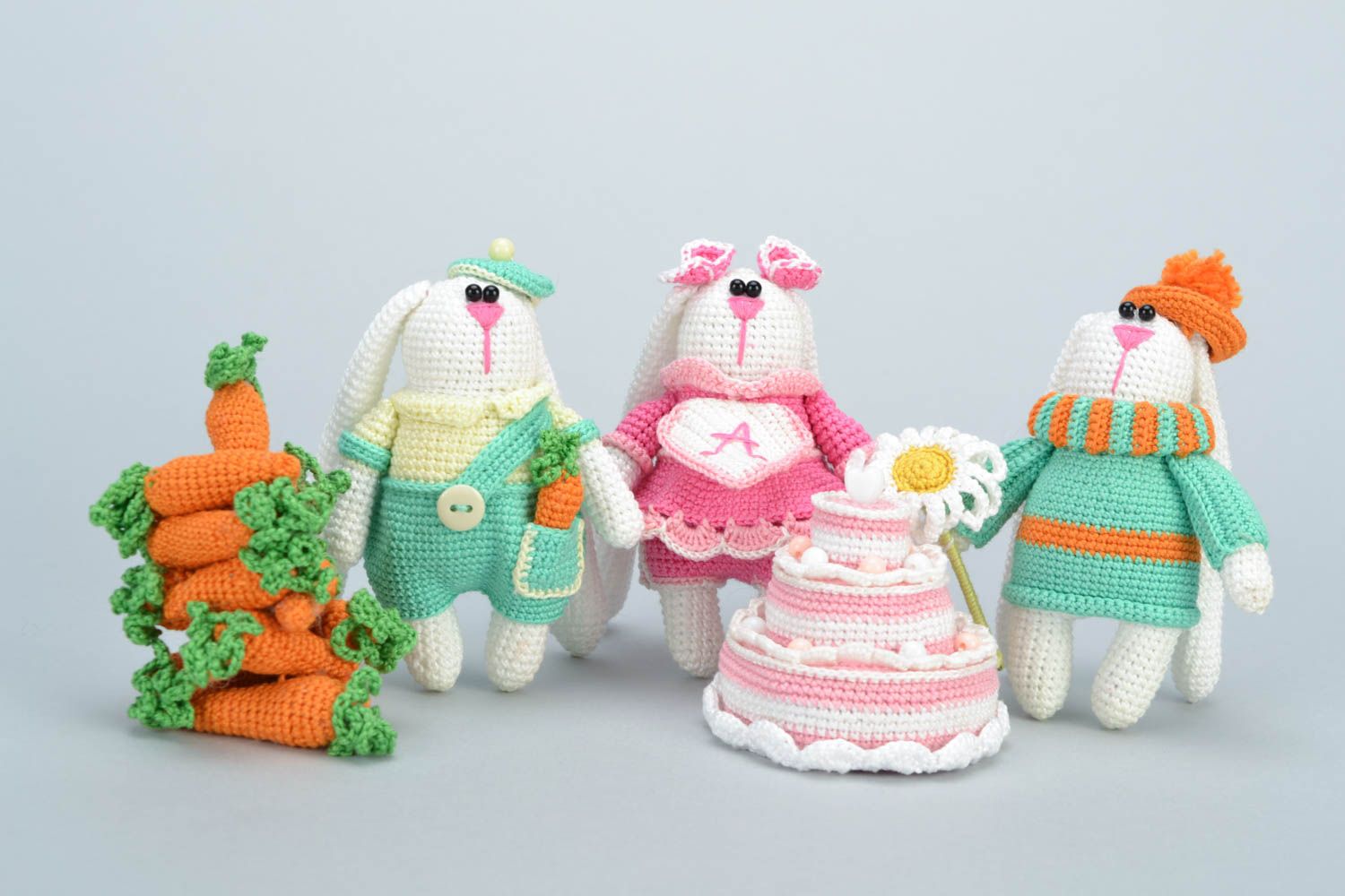 Набор вязаных игрушек зайцы 3 штуки разноцветные красивые милые ручной работы фото 3