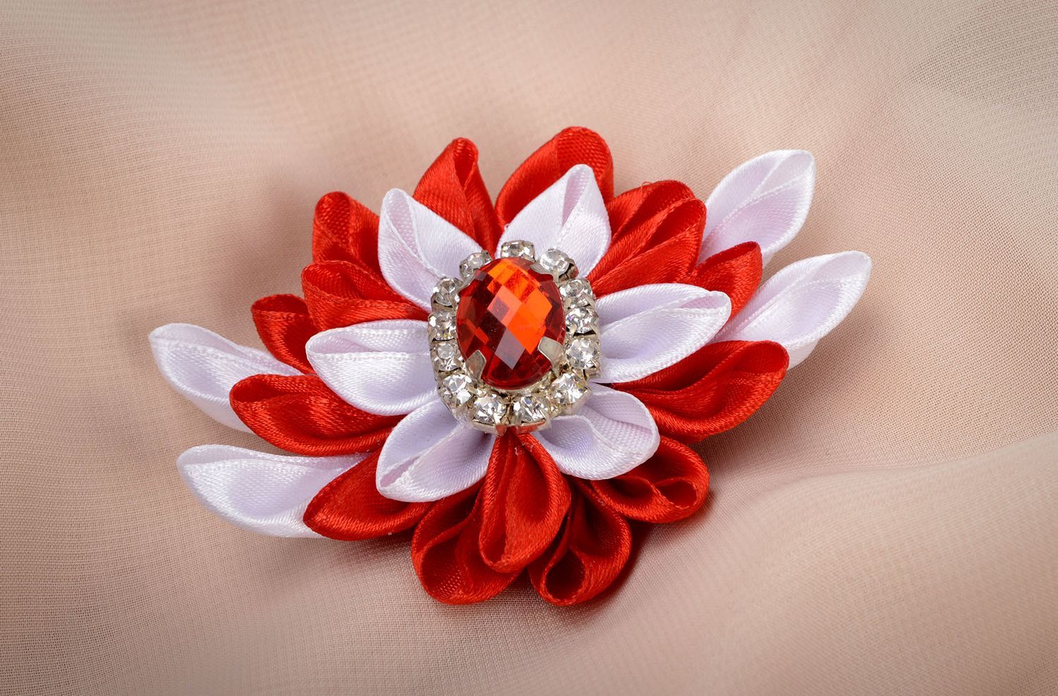 Broche fleur fait main Bijou fantaisie satin rouge blanc Accessoire femme photo 5