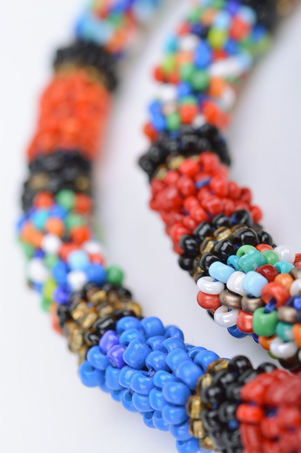 Collier spirale en perles de rocaille tressé multicolore style ethnique photo 4