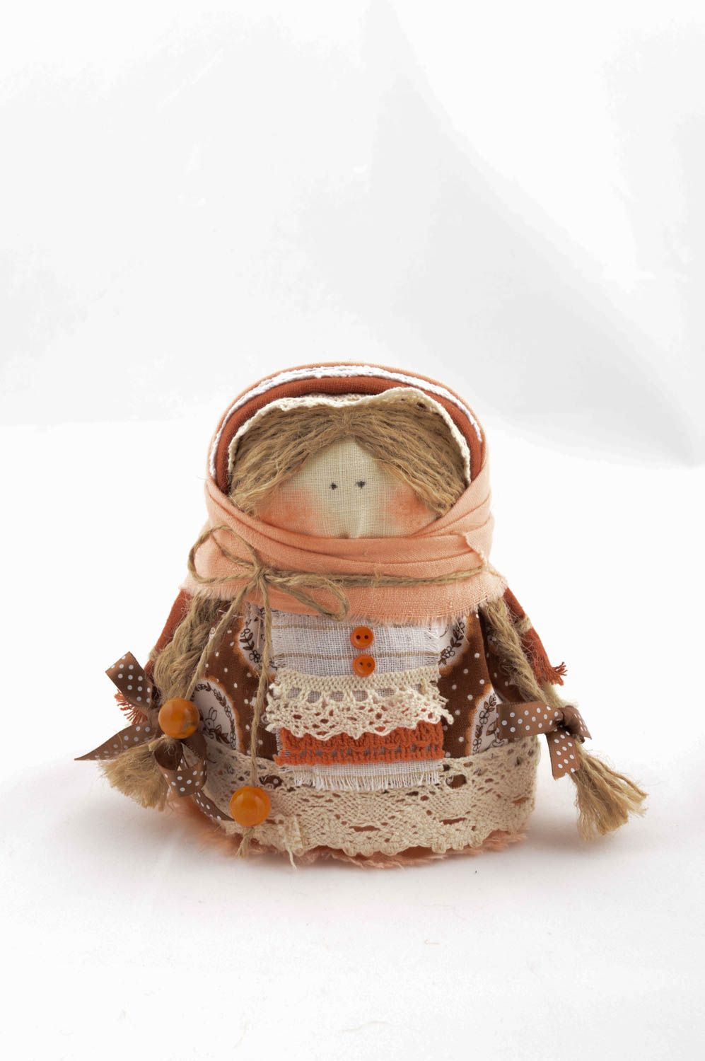 Muñeca hecha a mano de trapo con granos decoración de casa amuleto de protección foto 2