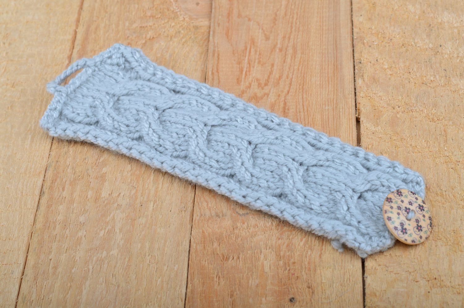 Protège-tasse tricoté avec des aiguilles en fils de laine gris fait main photo 2