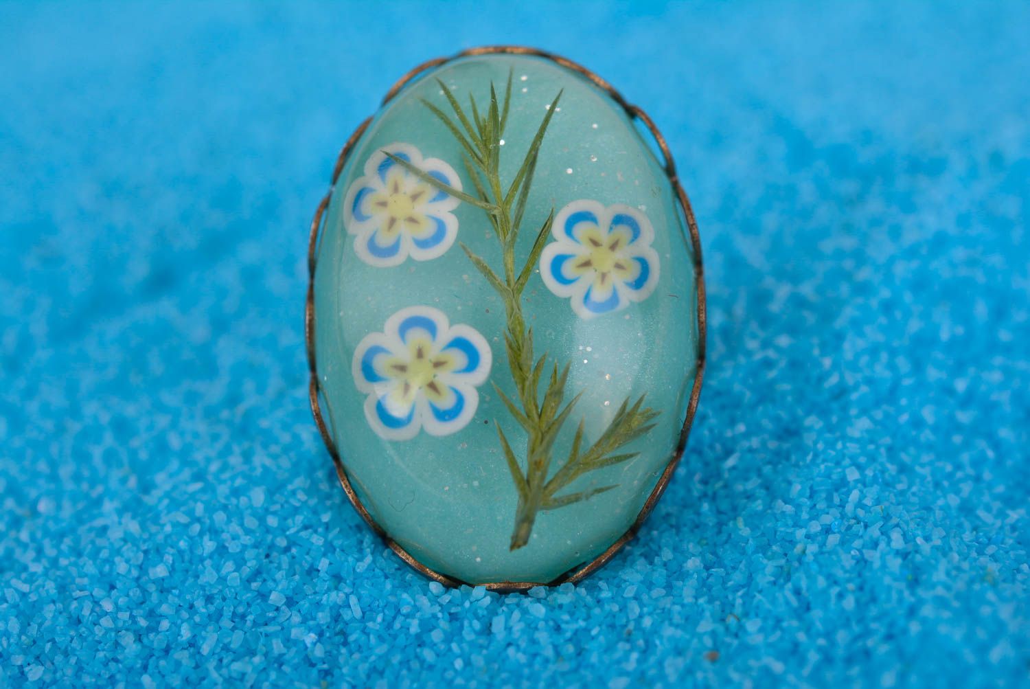 Broche bleue Bijou fait main ovale résine époxy métal fleurs Accessoire femme photo 1
