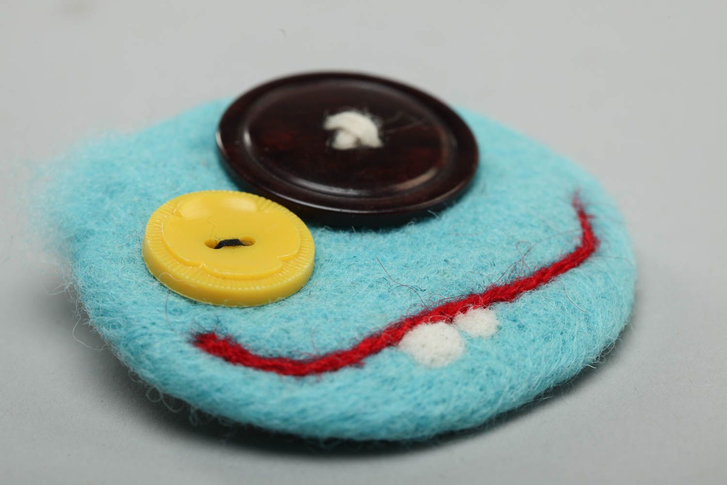 Broche frimousse bleue en laine feutrée avec boutons ronde amusante faite main photo 3