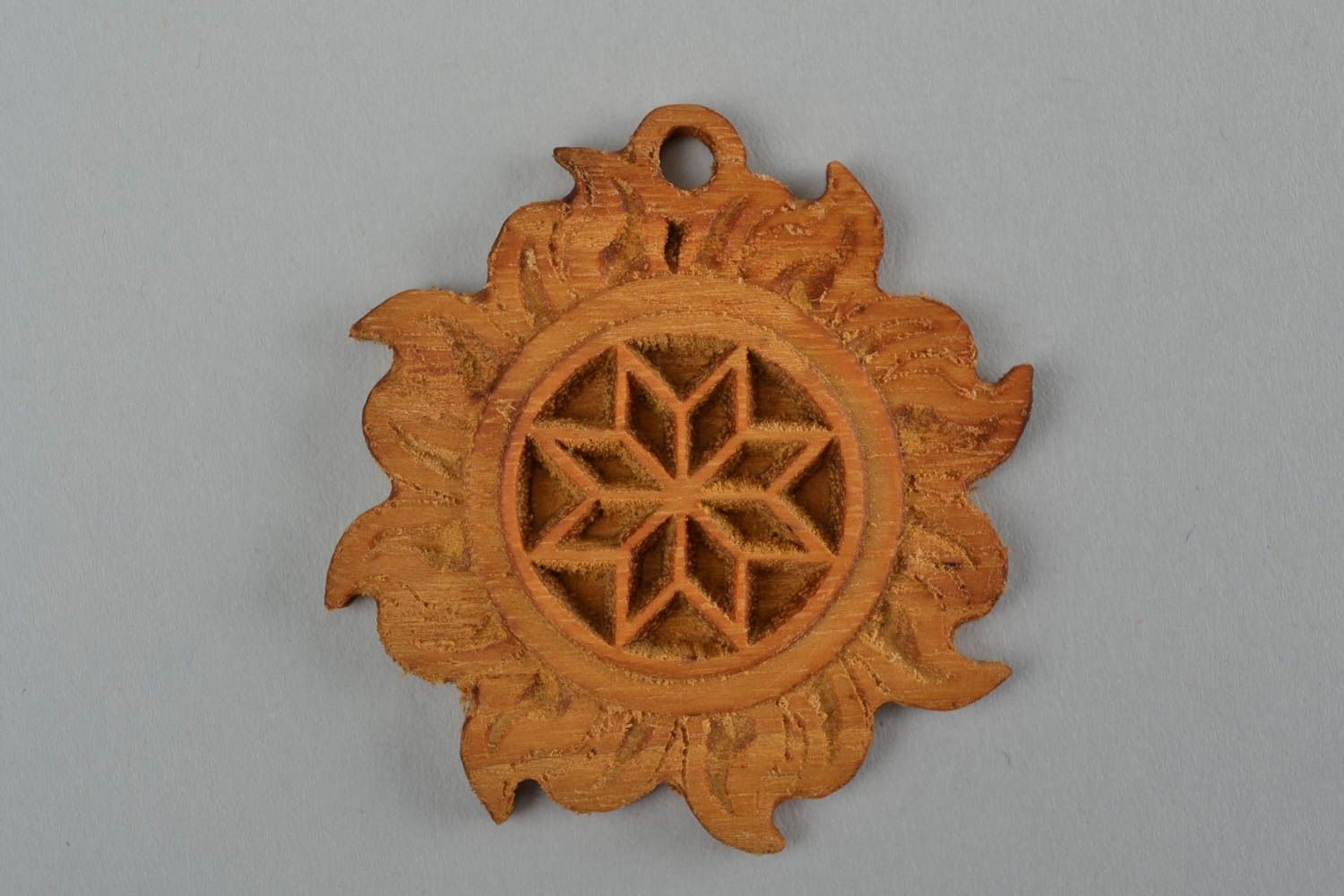 Pendentif en bois fait main original rond amulette de style ethnique Soleil photo 3