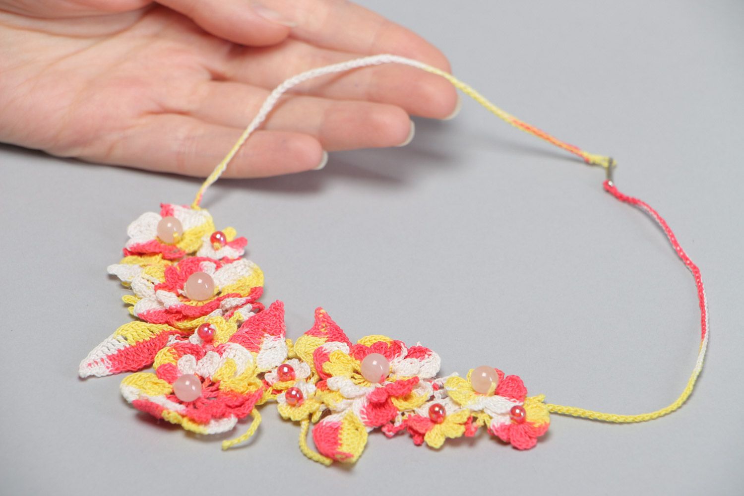 Collier textile tricoté avec perles fantaisie floral rose et jaune fait main photo 5