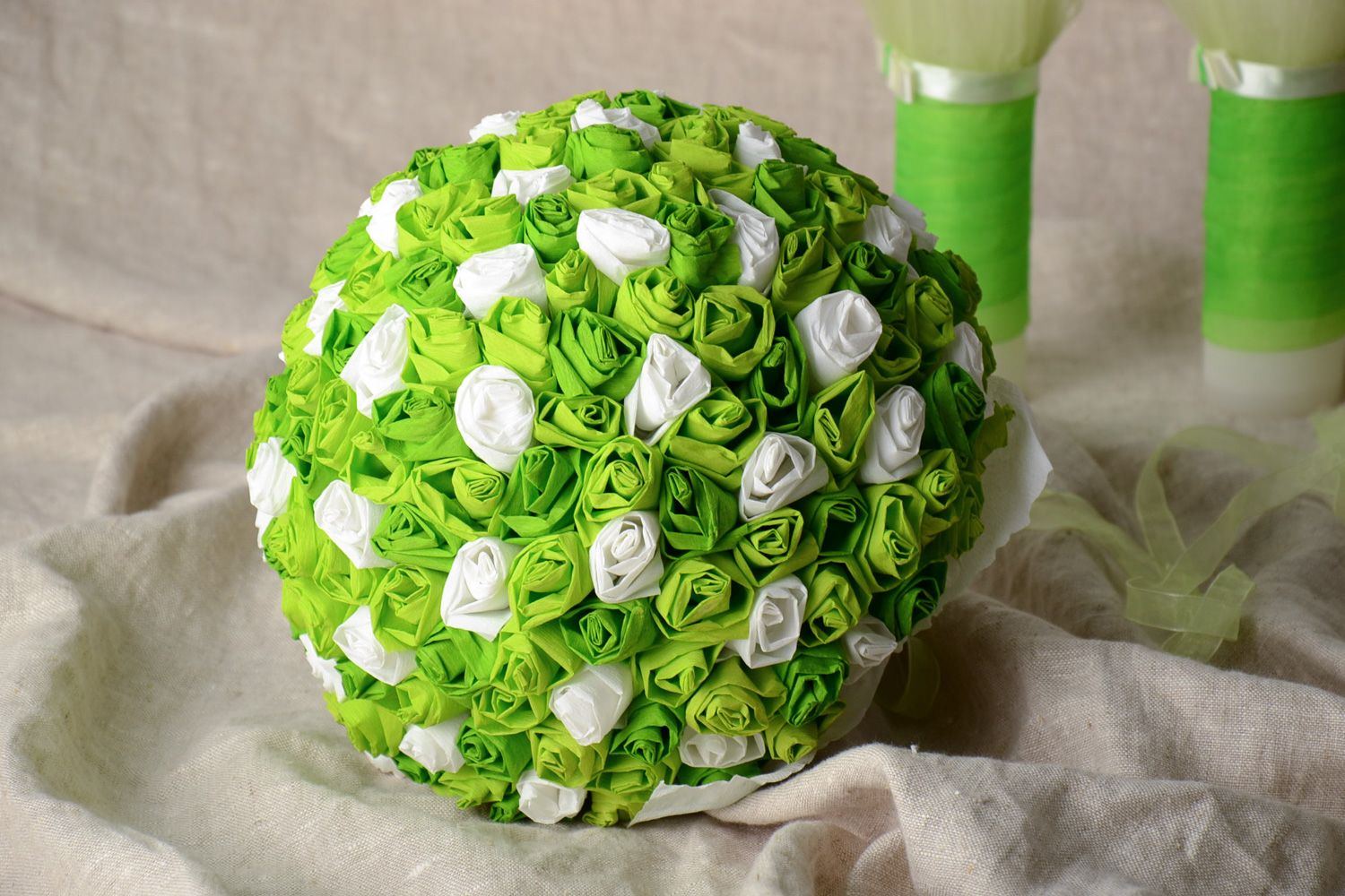 Boule décorative fleurs en papier rubans faite main vert pour salle de mariage photo 1