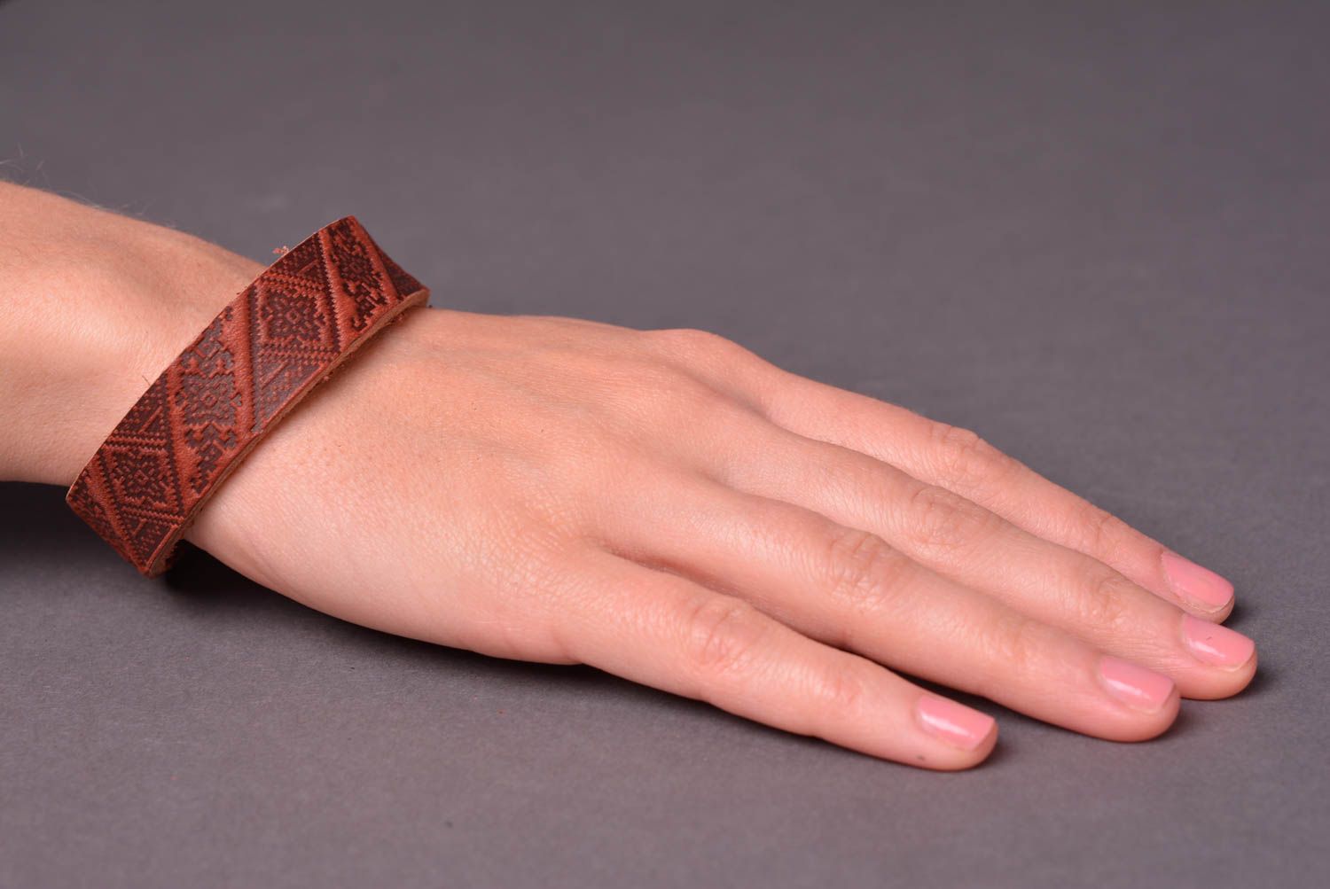 Кожаный браслет ручной работы аксессуар из кожи коричневый браслет на руку фото 2