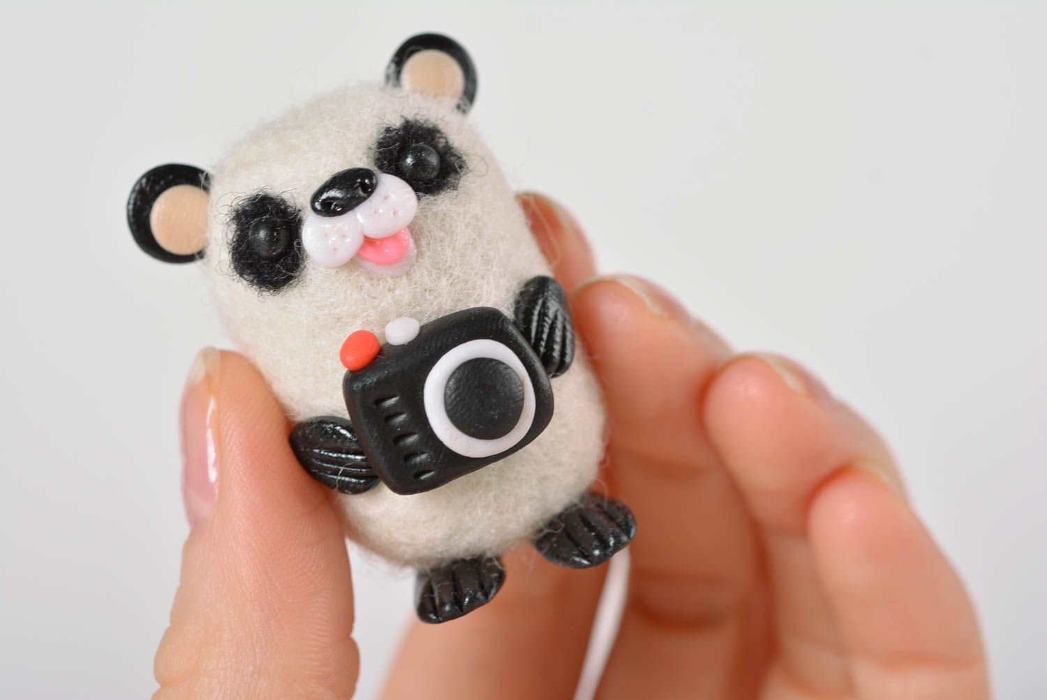 Gefilzte Figur handmade Panda Spielzeug originelle Geschenke weiß schwarz foto 3