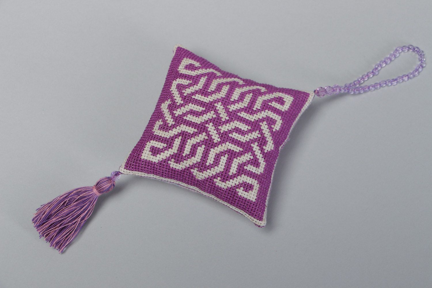 Almohadilla para agujas bordada en punto de cruz con borlas violeta artesanal  foto 2