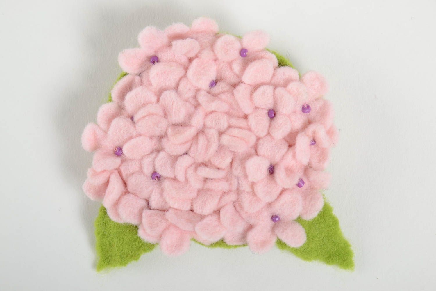 Необычная брошь из фетра в виде маленьких цветочков бледно розовая ручной работы фото 4