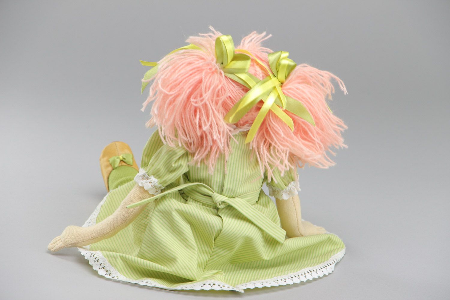 Designer mittlere handgemachte Puppe aus Stoff im grünen Kleid für Kinder  foto 4
