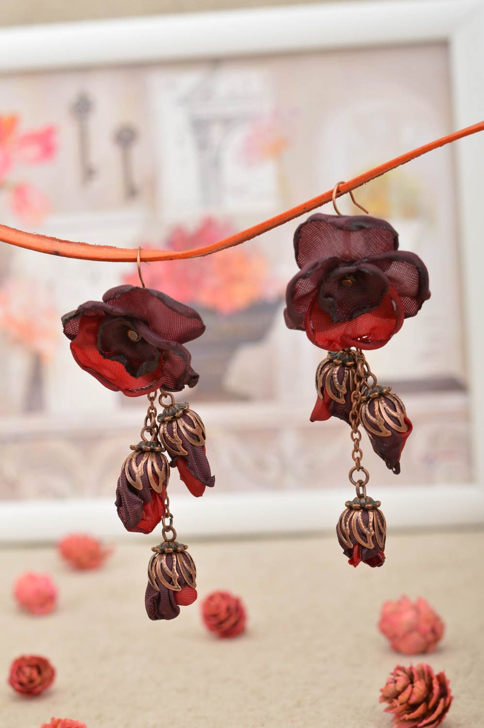 Boucles d'oreilles pendantes Bijoux fait main fleurs bordeaux Cadeau pour femme photo 1