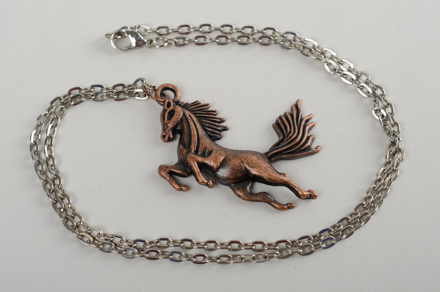 Colgante artesanal con forma de caballo accesorio para mujer colgante de metal foto 4