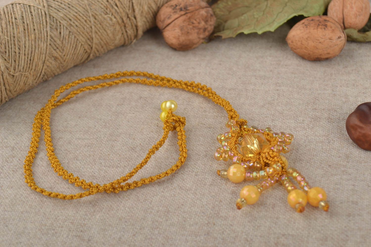 Pendentif jaune Bijoux fait main Accessoire femme avec perles de rocaille photo 1
