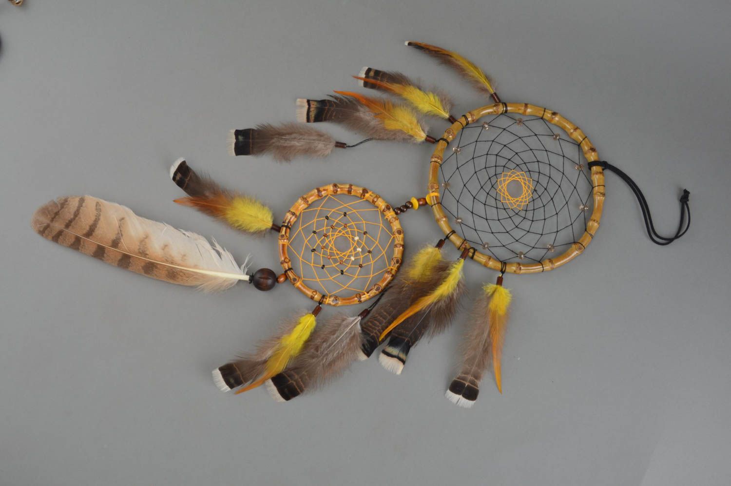 Gelber Traumfänger mit Federn handmade originell künstlerisch zwei Kreise  foto 3