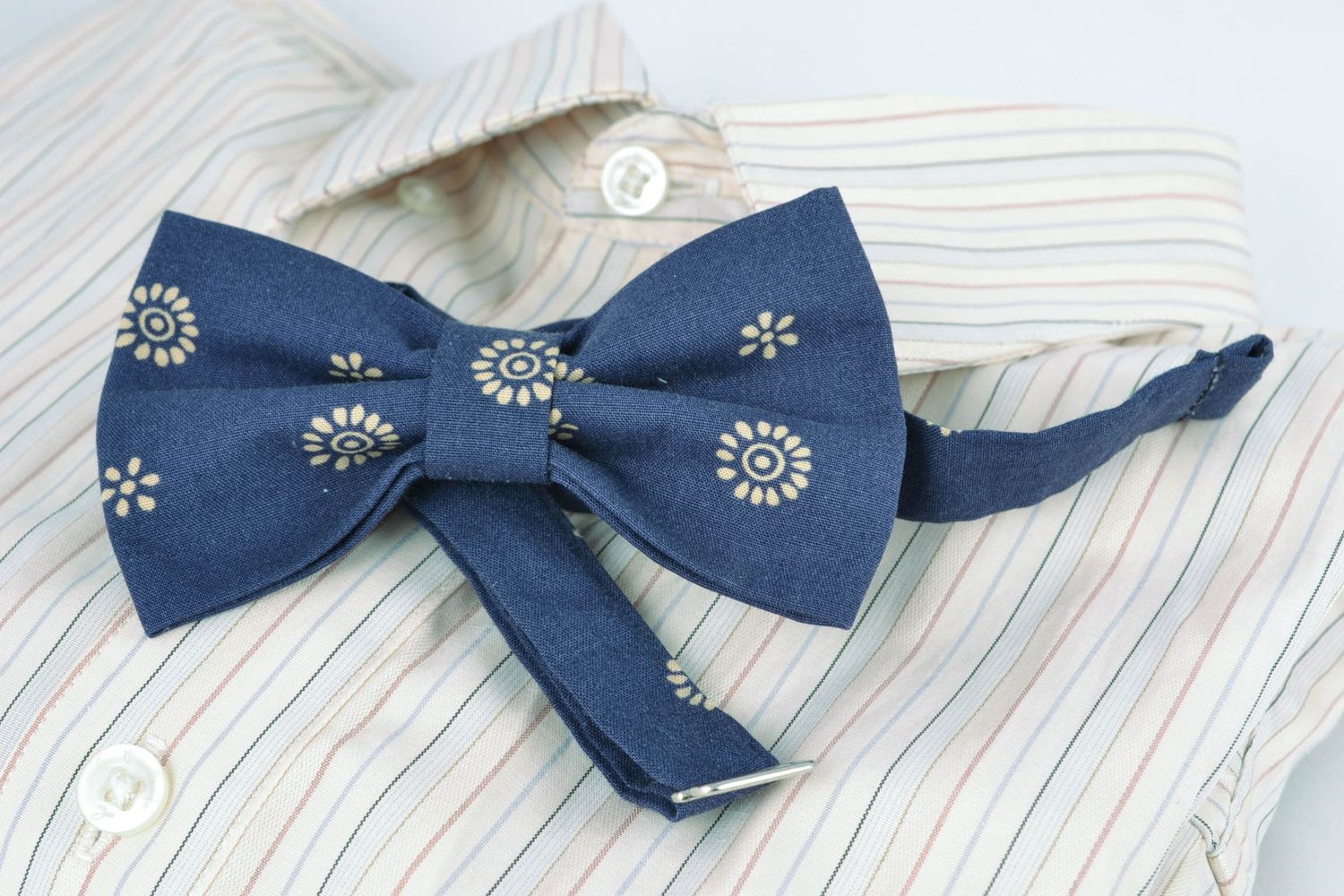 Handmade cotton bow tie with print photo 1