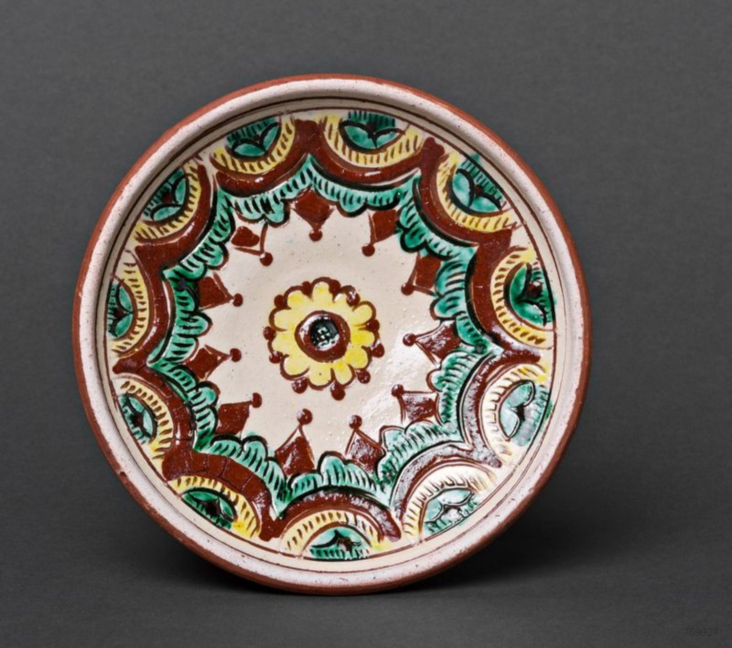 Настенная декоративная тарелка из глины фото 1