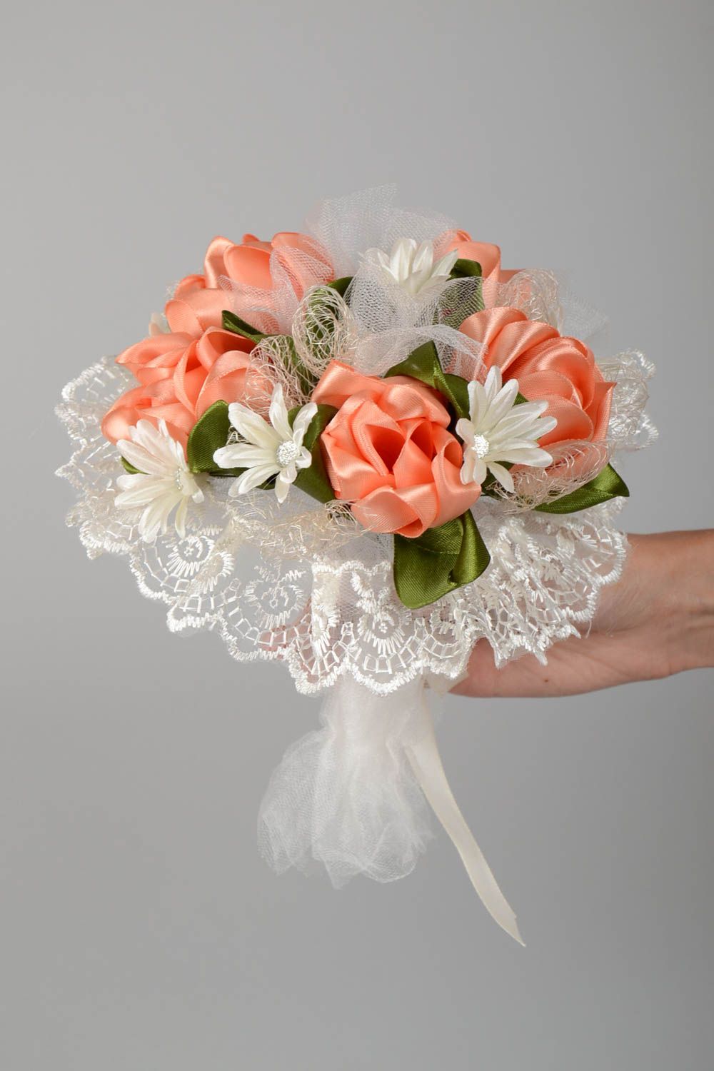 Handmade Blumenstrauß für Hochzeit aus Atlasband und Spitze zur Erinnerung foto 5