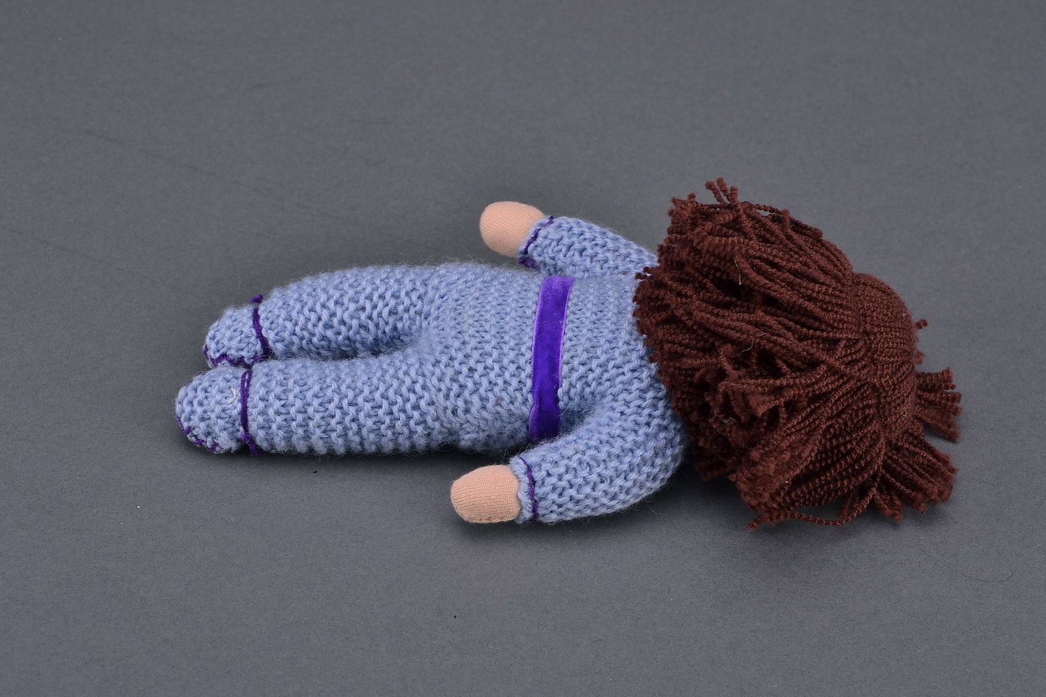 Gestrickte kuschelige Puppe aus Wolle foto 2