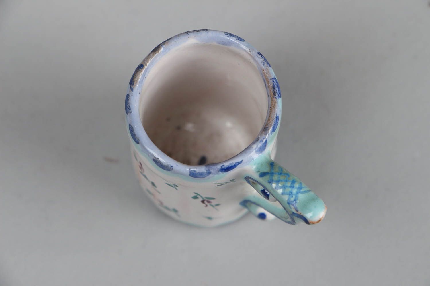 Petit vase en céramique en forme d'une tasse bleue photo 3