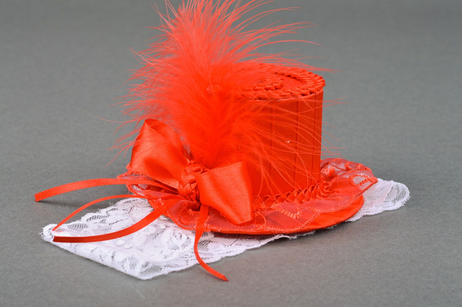 Handmade decorative white lacy headband with red satin top hat with feathers photo 3