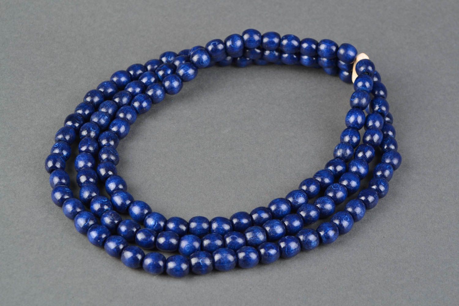 Blue wooden bead necklace photo 4