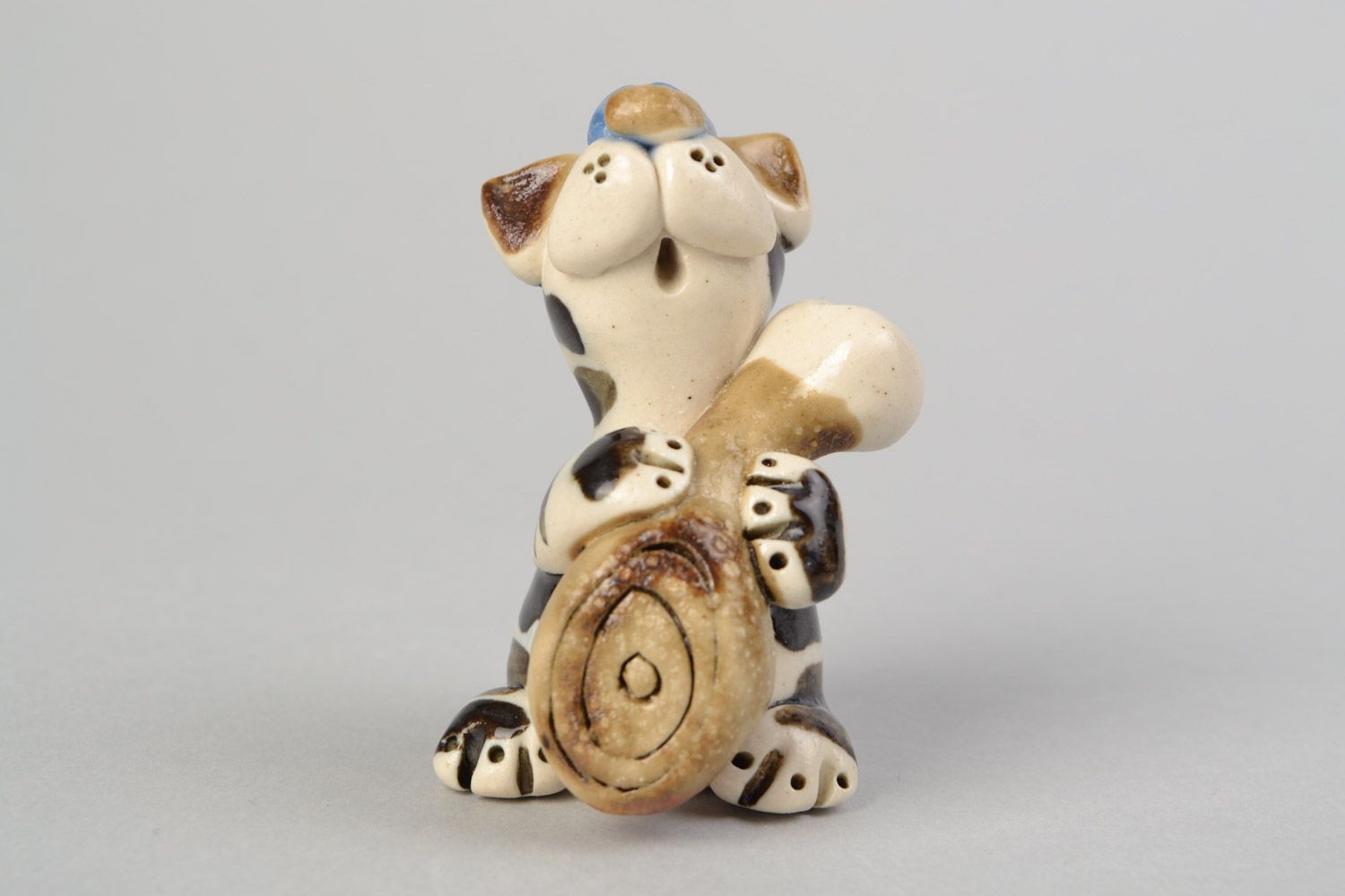 Künstlerische handmade keramische Figur Kater mit Schweinskeule klein braun foto 4