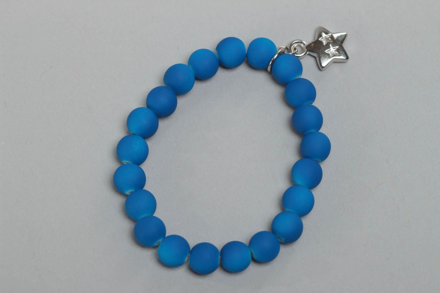 Bracelet en perles plastiques bleu avec étoile fait main original pour fillette photo 4